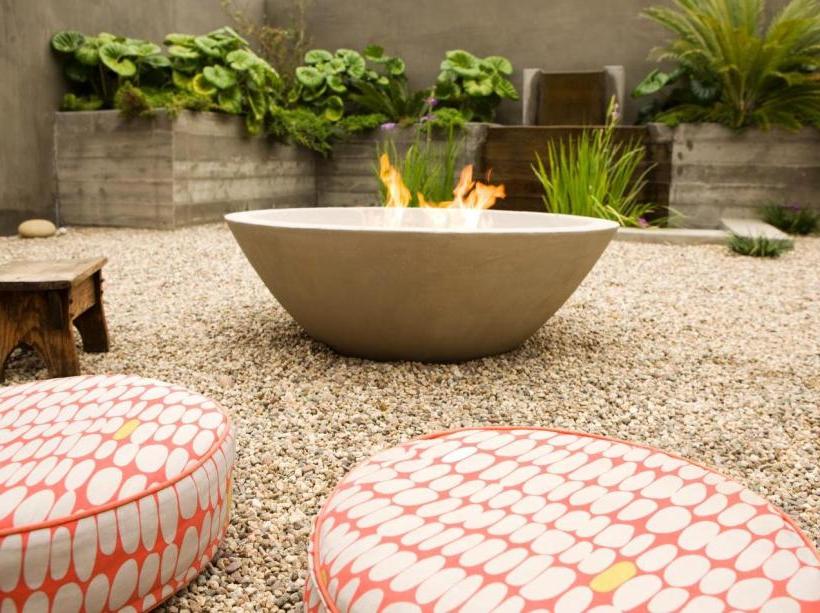 Outdoor fireplace in the form of a huge plate