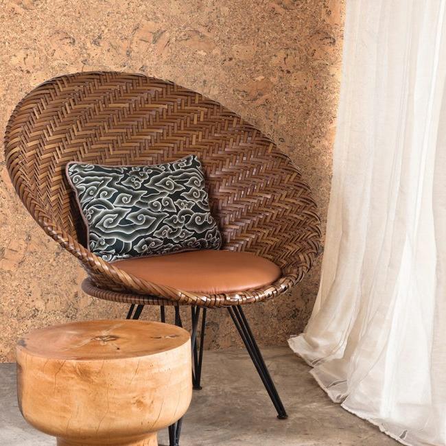 The natural cork wall will be complemented by a wicker chair and a wooden stool