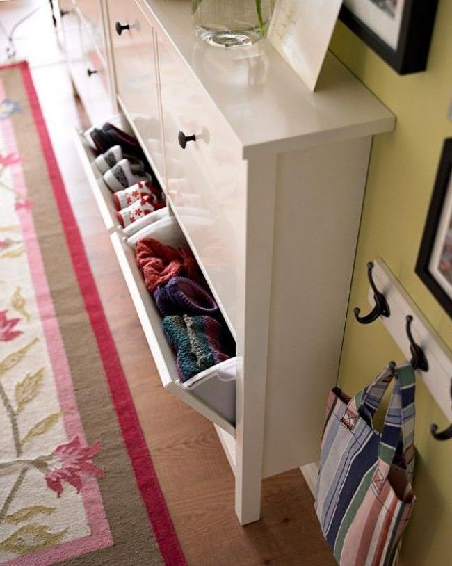 A fairly large number of shoes can be placed inside the slim cabinet