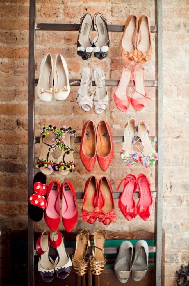 A metal ladder can be used more creatively - for storing sandals