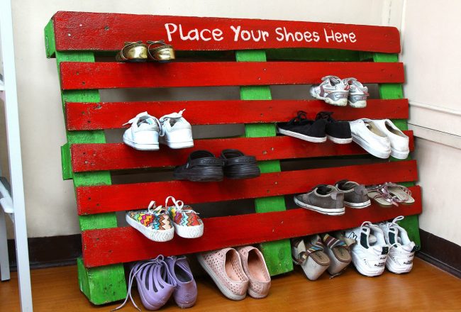 Bright shoe rack from the pallet