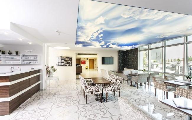 Ceiling with 3D sky in the interior of a studio apartment