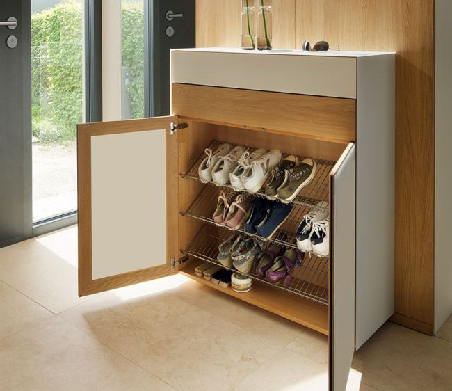 Closed shoe rack with metal shoe racks