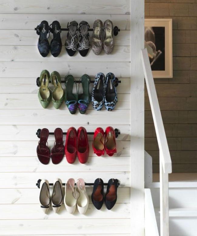 Heeled shoes can be stored on the wall - on fixed metal rods