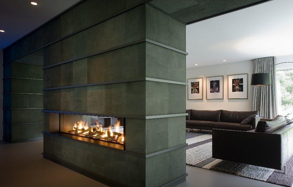 The fireplace inside the partition facilitates the construction. This placement makes it possible to enjoy living fire from both sides.